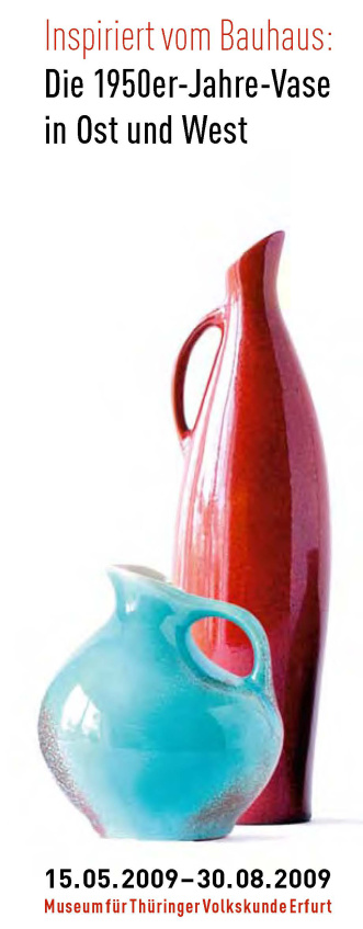 Zwei etwas außergewöhnliche Vasen, eine blau und klein, die andere rot und groß - beide mit Griff