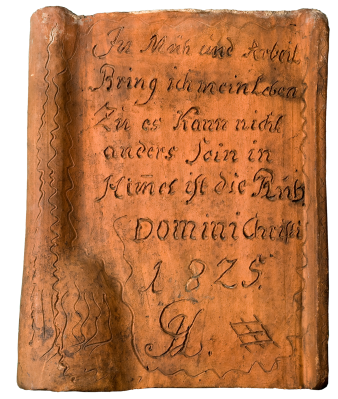 Dachziegel aus Ton mit eingeritzter Inschrift 