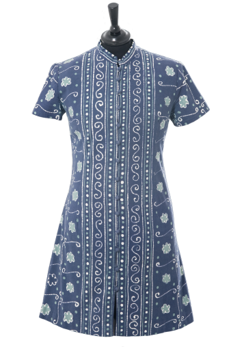Blaues kurzärmliges Kleid mit grafischem Muster