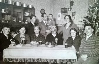 Familienfoto in Schwarz-Weiß