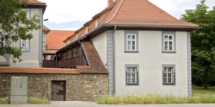 mehrere Gebäude mit Natursteinmauer eingefasst