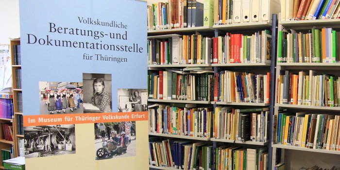 Foto: Raum der volkskundlichen Beratungs- und Dokumentationsstelle © Stadtverwaltung Erfurt Blick in den Raum mit Rollup und Regalen