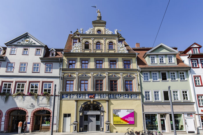 restaurierte Renaissance-Fassade des Hauses zum Roten Ochsen eingebettet von Nachbarhäusern