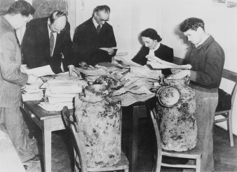 Schwarz Weiß Foto von fünf Personen an einem Tisch 