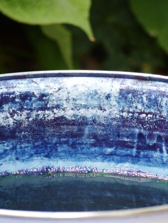 Blick in ein blaues Gefäß mit einer Flüssigkeit
