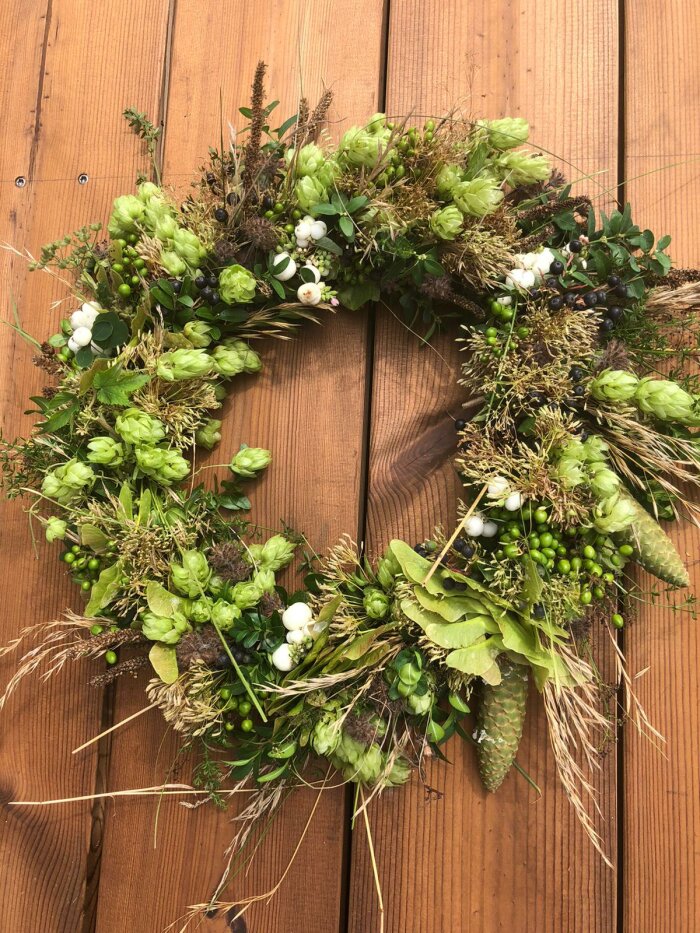 herbstlich gebundener Kranz aus Hopfen, Gräsern und Zapfen 