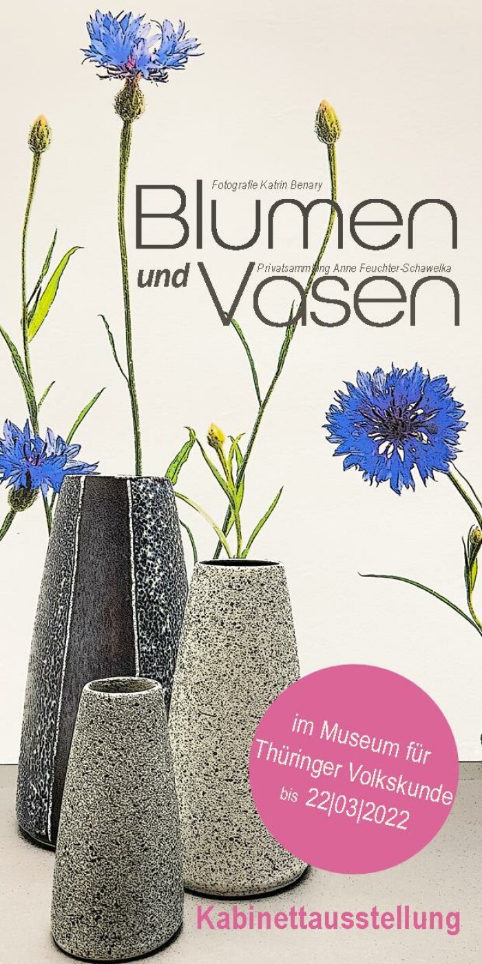 Blumen & Vasen Fotografie Katrin Benary & Privatsammlung Anne Feuchter-Schawelka Drei graue Vasen und im Hintergrund blaue Kornblumen mit einer Aufschrift Kabinettausstewllun Blumen und Vasen