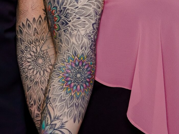 Mandala Partnertattoo eines davon nur in schwarz tätowiert und das zweite Tattoo ist innen in Farbe