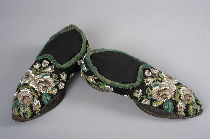 mit floralen Muster bestickte alte Schuhe 
