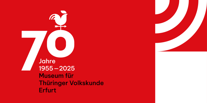 Bildmotiv zum 70. Gründungsjubiläum Logo zum 70. Gründungsjubiläum des Volkskundemuseums auf rotem Hintergrund mit Grafikelementen, Hahn, Jahreszahlen
