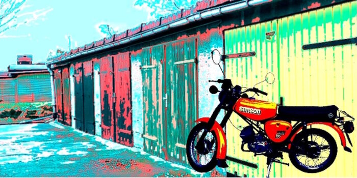 Buntes Druckwerk mit einem roten Simson Moped vor einem Garagenkomplex mit fünf Garagentoren