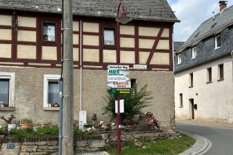Straßenzug mit Kurve und Hinweisschild Erotikshop