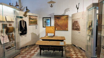 Ausstellungsraum mit historischen Objekten zum Schulleben in der Kaiserzeit