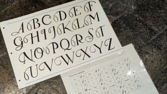 Laminierte Arbeitsvorlagen mit Sütterlin- und Kurrentschrift