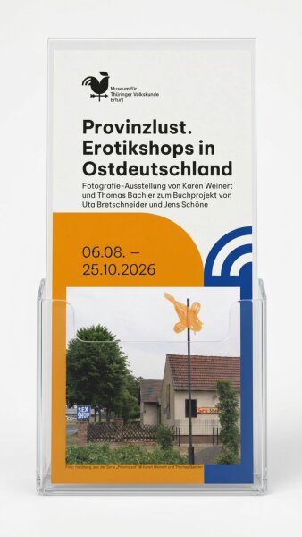 Bunter Ausstellungsflyer in einem Plastikaufsteller