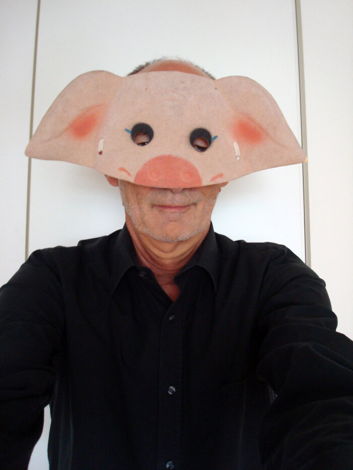 Porträt eines Mannes mit Schweinsmaske