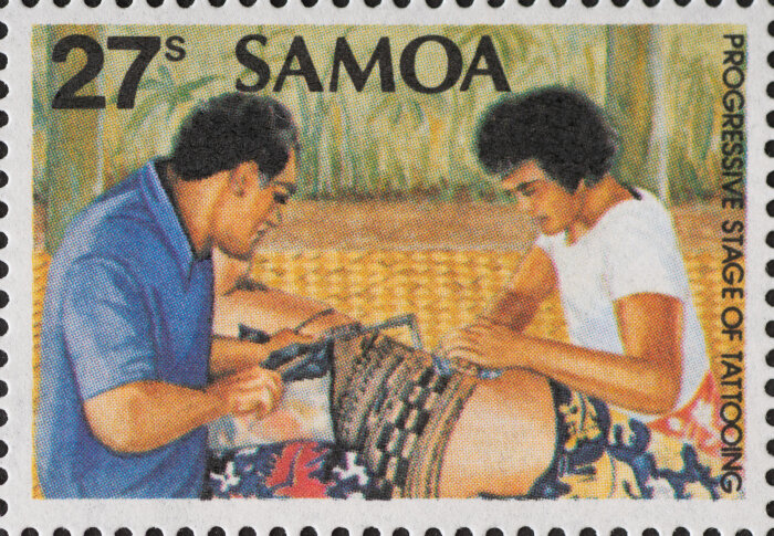 Briefmarke mit Aufschrifft Samao, Motiv ist ein Tätowiervorgang