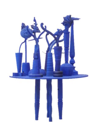 Blauer Tisch mit mehreren blauen Holzteilen 