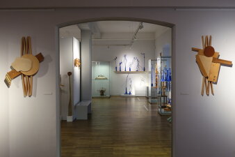 Bunte und Holzfarbene Istalationen in einer Ausstellung