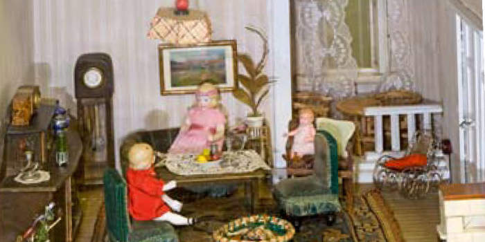 Die Welt im Kleinen – Puppenhäuser, Puppenstuben, Puppenküchen & Kaufläden aus den Sammlungen Steffi Rebettge-Schneider und Denise Hieber