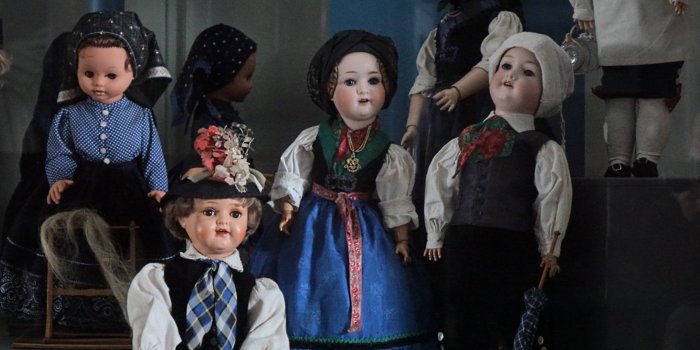 mehrere Puppen mit verschiedenen Trachten gekleidet