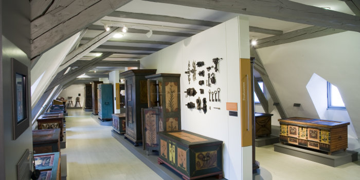 Foto: Raumaufnahme Möbel © Stadtverwaltung Erfurt / Volkskundemuseum bemalte Schränke und Truhen