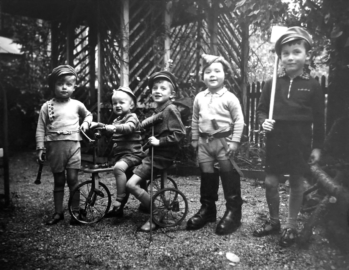 Kinderspiel im Hof, Wurzbach 1940 Foto von fünf kleinen Kindern