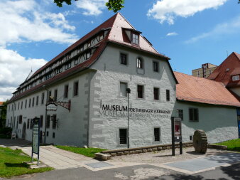 großes graues Herrenhaus mit Schriftzug Museum für Thüringer Volkskunde