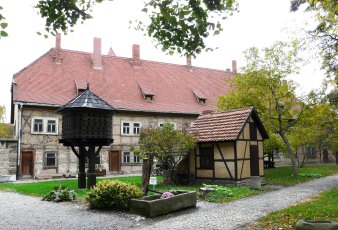 Tauben haus auf Wiese mit alten Haus im Hintergrund 