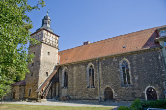altes Kirchengebäude mit Kirchturm