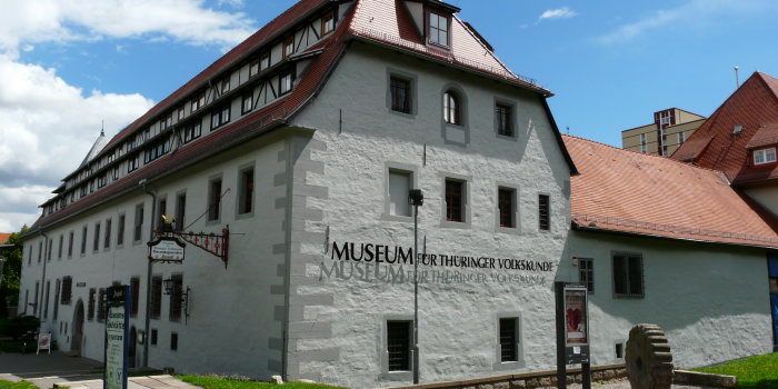 großes graues Herrenhaus mit Schriftzug Museum für Thüringer Volkskunde