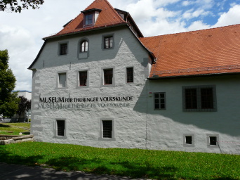 Quergebäude mit kleinen Fenstern 