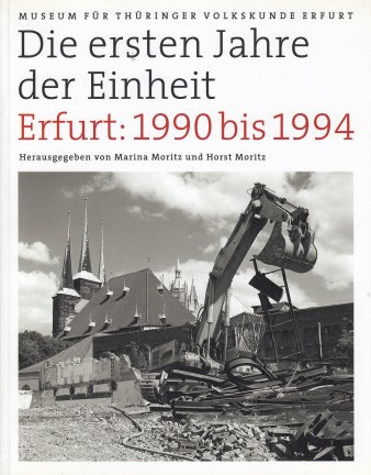 Titel und Abbildung einer Baustelle mit Bagger. Im Hintergrund Dom