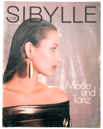 Zeitschrift mit Titel "Sibylle" und dem Relief einer Frau mit großem goldenen Ohrring