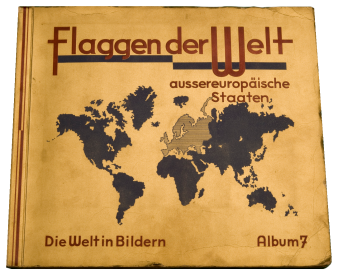 Goldenes Heft mit der Aufschrift Flaggen der Welt und schwarz gedruckter Weltkarte