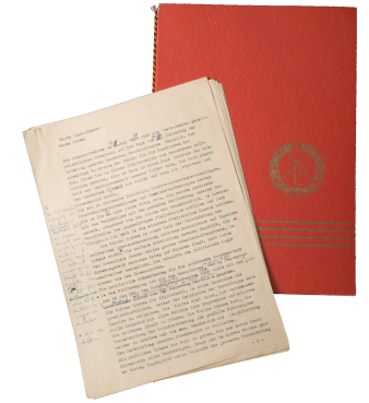 Rote Mappe mit DDR Emblem und handschriftlich geändertes Manuskript