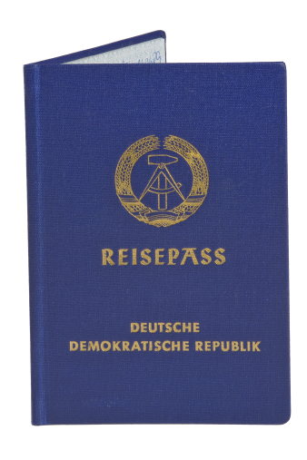 Kleines blaues Büchlein mit goldenem DDR Emblem und der Aufschrift "Reisepass Deutsche Demokratische Republik"