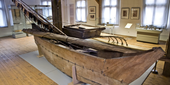 kleines Holzboot liegenden Mast und Seegel