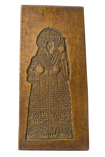 Holzbrett etwa 1m lang und 30 cm breit mit ein geschnitzter Frau in höfischer Tracht