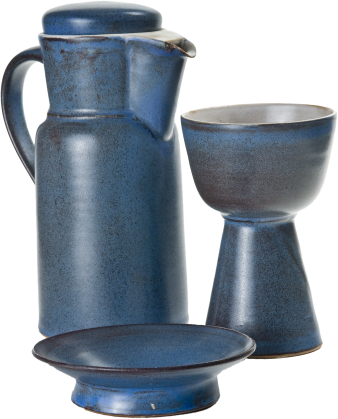 Blaues Geschirr, bestehend aus Kanne, Kelch und kleiner Schale