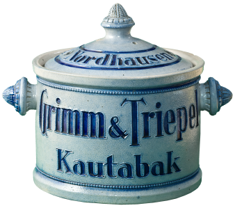 Kleiner blauer Keramiktopf mit Deckel, er trägt die Aufschrift "Grimm und Triepel Kautaback"