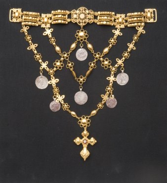 Filigranes Gold Halsband mit zweireihiger Kette an deren Mitte sich sechs Silbermünzen