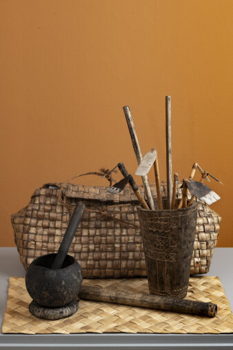 Foto eines Tatauier-Sets. Rußgefäß mit Pistill und Untersatzring, Becher für Tatauier-Instrumente, zwei Schlegel