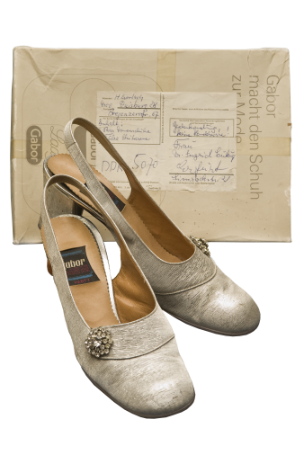 ein Paar silberne Damen Absatzschuhe mit Schuhkartoon von Gabor