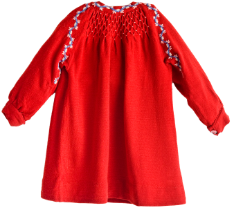 Rotes langärmliges Kinderkleid mit blau weiß bestickter Blütenranke 
